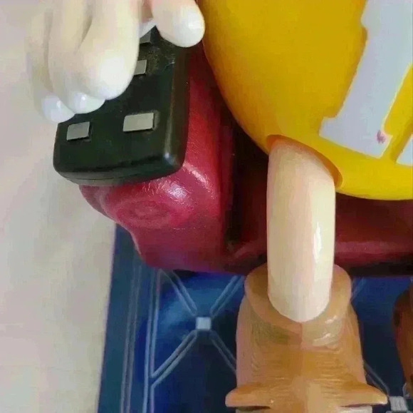 M &M-LA-Z-BOY Candy Dispenser - Picture 3 of 9